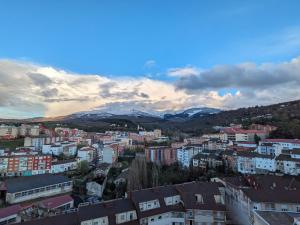 vistas a una ciudad con montañas en el fondo en Alojamiento Completo 'Mira Béjar', en Béjar