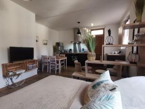 een slaapkamer met een bed en een woonkamer bij Appart impasse du sentiment in Montignac