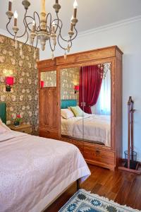 - une chambre avec un lit à baldaquin et un lustre dans l'établissement Villa Vermont Qusar, à Qusar