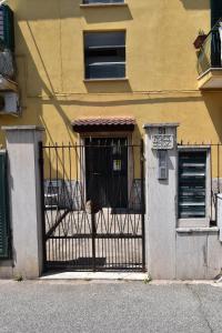 un cancello di fronte a un edificio con porta di VichyeNichy a Morena