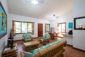 Un lugar para sentarse en EcoCondo 5 in Secured Community Paradise w pool