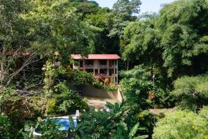 Un jardín fuera de EcoCondo 5 in Secured Community Paradise w pool
