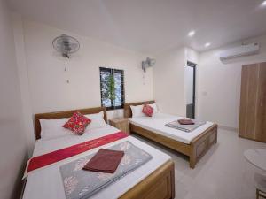 מיטה או מיטות בחדר ב-Cat Ba Hostel