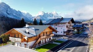 Nespecifikovaný výhled na hory nebo výhled na hory při pohledu z hotelu