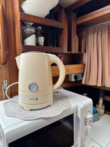a tea kettle sitting on top of a microwave at Disfruta del mar cerca de Barcelona in Castelldefels