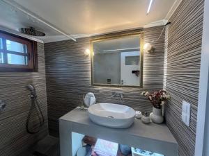 Koupelna v ubytování Kineta luxury House