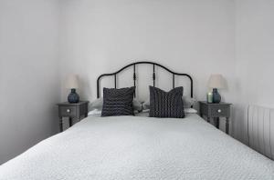 Postel nebo postele na pokoji v ubytování Edinburgh Castle Apartment