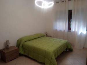 una camera con letto e piumone verde di 4 Seasons b&b a Potenza