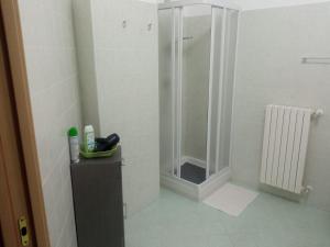 La salle de bains blanche est pourvue d'une douche et d'un lavabo. dans l'établissement 4 Seasons b&b, à Potenza