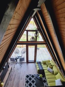 Χώρος καθιστικού στο Cabane A-frame CeziAde Tihuta