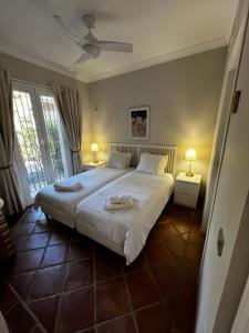 Ένα ή περισσότερα κρεβάτια σε δωμάτιο στο Luxury apartment in La Perla de la Bahia, Bahia de Casares +61 φωτογραφίες