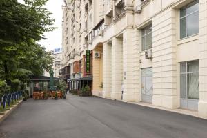 una calle vacía frente a un edificio en Fountain Bloom, en Bucarest