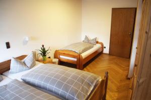 Un pat sau paturi într-o cameră la Hotel Zur Krone