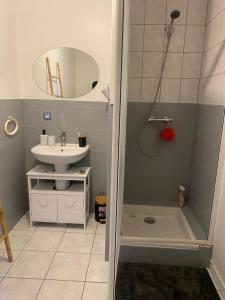 a bathroom with a shower and a sink at Maison calme et fonctionnelle business sportifs et familles PAS DE FETE in Corbeil-Essonnes