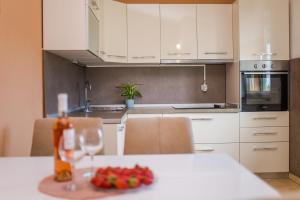 Kuchyň nebo kuchyňský kout v ubytování Apartments Lorena