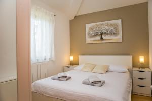 Posteľ alebo postele v izbe v ubytovaní Apartments Lorena