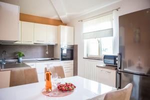 Kuchyňa alebo kuchynka v ubytovaní Apartments Lorena
