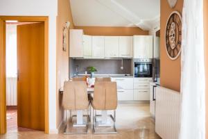 Kuchyňa alebo kuchynka v ubytovaní Apartments Lorena