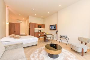 1 dormitorio con 1 cama y sala de estar en Novallure Villa Margaretha - Short Stay Apartments en Rijswijk