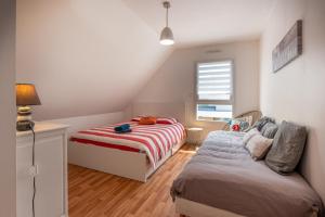 une chambre avec un lit et un canapé dans l'établissement Belle maison de vacances, à Belz