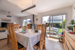 une cuisine et une salle à manger avec une table et des chaises dans l'établissement Belle maison de vacances, à Belz 15 autres photos