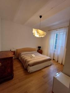 Schlafzimmer mit einem Bett und einem Kronleuchter in der Unterkunft PERUSIA HOME in Perugia