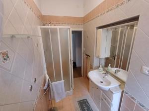 een badkamer met een wastafel, een douche en een toilet bij PERUSIA HOME in Perugia