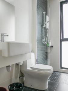 ジョージタウンにあるBeacon Executive Suites by S&F #InfinityPool #SkyGymのトイレと洗面台を備えた白いバスルーム