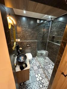 W łazience znajduje się prysznic, toaleta i umywalka. w obiekcie Appartement tranquillité Marrakech w Marakeszu