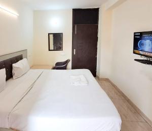 Giường trong phòng chung tại Roomshala 160 Hotel Red - Vasant Kunj