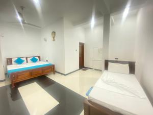 Habitación con 2 camas en una habitación en La Maison Yala en Tissamaharama