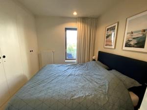 מיטה או מיטות בחדר ב-Westbay 4B - Stijlvol appartement - 2pers