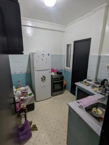 y cocina con nevera y fogones. en perfect place in Casa but not too close, great transportation and 5km to the beach and shops all around trams, buses, train, en Casablanca