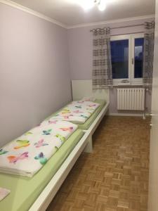 een slaapkamer met een bed met bloemen erop bij Gästehaus Luksch 2 in Freyung