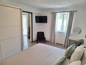 1 dormitorio con 1 cama, 1 silla y 1 ventana en Mimi en Hvar