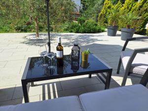 una mesa con dos botellas de vino y copas. en Mimi en Hvar