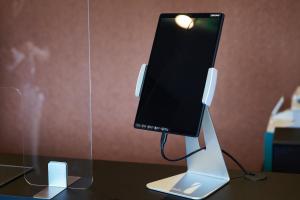 四国中央市にあるHOTEL R9 The Yard 四国中央のテーブルの上のスタンドに置かれたコンピューターモニター +16枚の写真