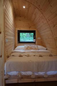 Ліжко або ліжка в номері Sfeervolle houten Pod met eigen hottub