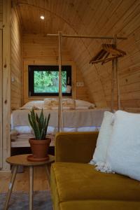 Zona d'estar a Sfeervolle houten Pod met eigen hottub