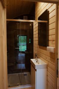 Ванна кімната в Sfeervolle houten Pod met eigen hottub