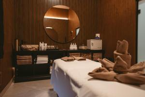 um quarto com uma cama com um grande espelho e um espelho em ALLEGRIA HOTEL Spa em Baile Unu Mai