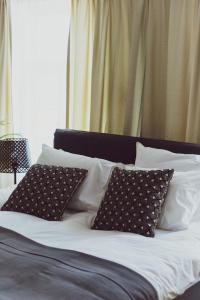 Postel nebo postele na pokoji v ubytování Vanalinna Boutique Hotel