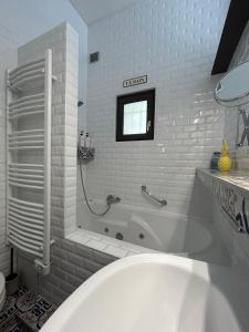 bagno bianco con vasca e doccia di Villa du Vieux Château a Les Andelys