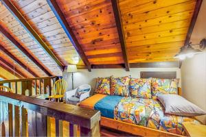 A bed or beds in a room at Cottonwood Chalet
