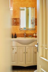 La salle de bains est pourvue d'un lavabo et d'un miroir. dans l'établissement Villa Vermont Qusar, à Qusar