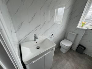 A bathroom at Stunning 4 bed House Walmley Sutton Coldfield