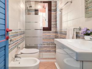 La salle de bains est pourvue de toilettes et d'un lavabo. dans l'établissement Villetta con vista mare a 80metri dalla spiaggia, à Geremèas