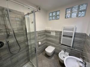 La salle de bains est pourvue d'une douche, de toilettes et d'un lavabo. dans l'établissement Sweet Home Desiree, à Florence