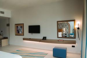TV a/nebo společenská místnost v ubytování Sheraton Khalidiya Hotel