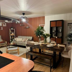 a living room with a table and a couch at Canalisez-vous au Bord du Canal in Aubervilliers